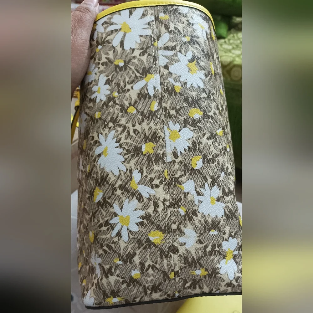 Combo: Authentic Michael Kors Jet Set Travel Signature Carryall Tote and Wallet - Picture 6 of 16